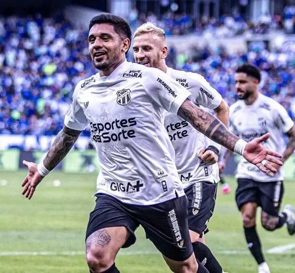 Cruzeiro leva virada do Ceará, encerra série invicta e perde a liderança do Brasileirão