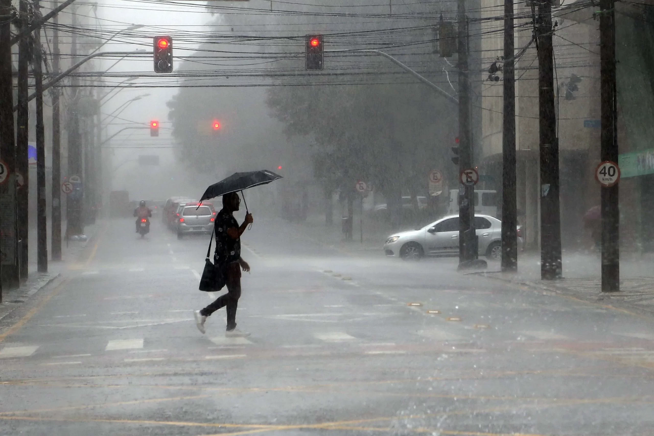 Após domingo marcado por chuva e ventos de mais de 70 km/h, frio vai voltar ao Paraná