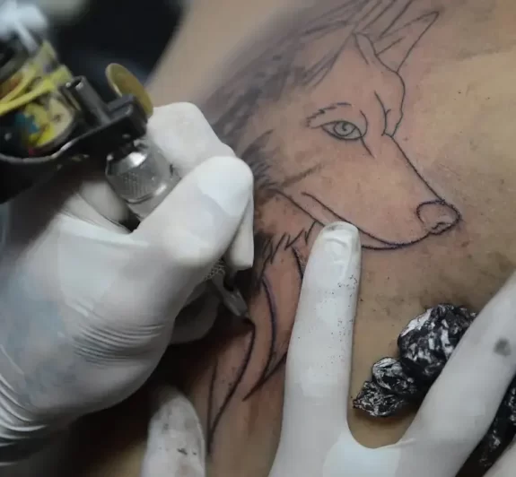 CFM proíbe anestesia para a realização de tatuagens