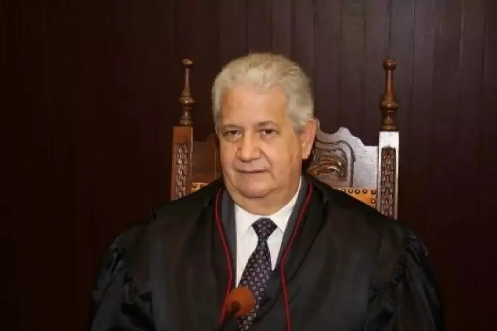 Perícia encontra R$ 174 mil sem explicação e ex-desembargador continua réu