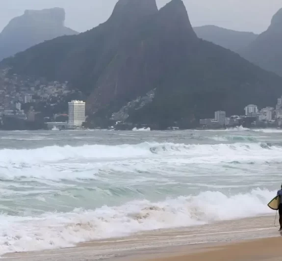 Marinha emite aviso de ressaca e alerta de ventos fortes no Rio