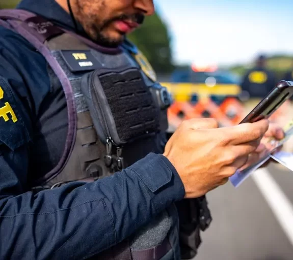 Caminhoneiros bêbados são flagrados pela PRF na contramão da BR-277, em Balsa Nova (PR)