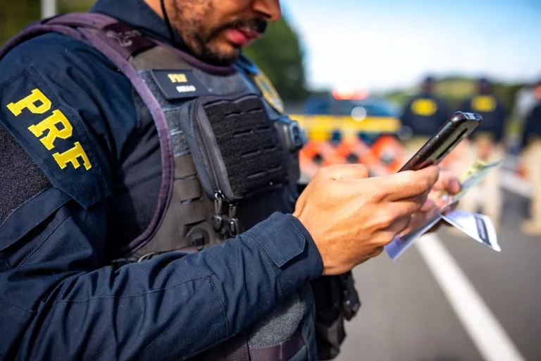 Caminhoneiros bêbados são flagrados pela PRF na contramão da BR-277, em Balsa Nova (PR)