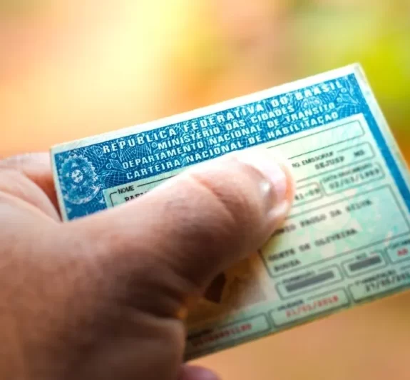 Governo estuda tornar autoescola opcional para tirar CNH, afirma ministro