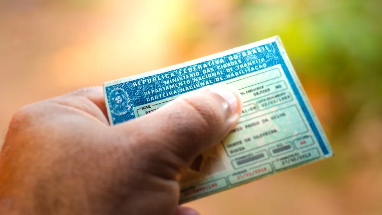 Governo estuda tornar autoescola opcional para tirar CNH, afirma ministro